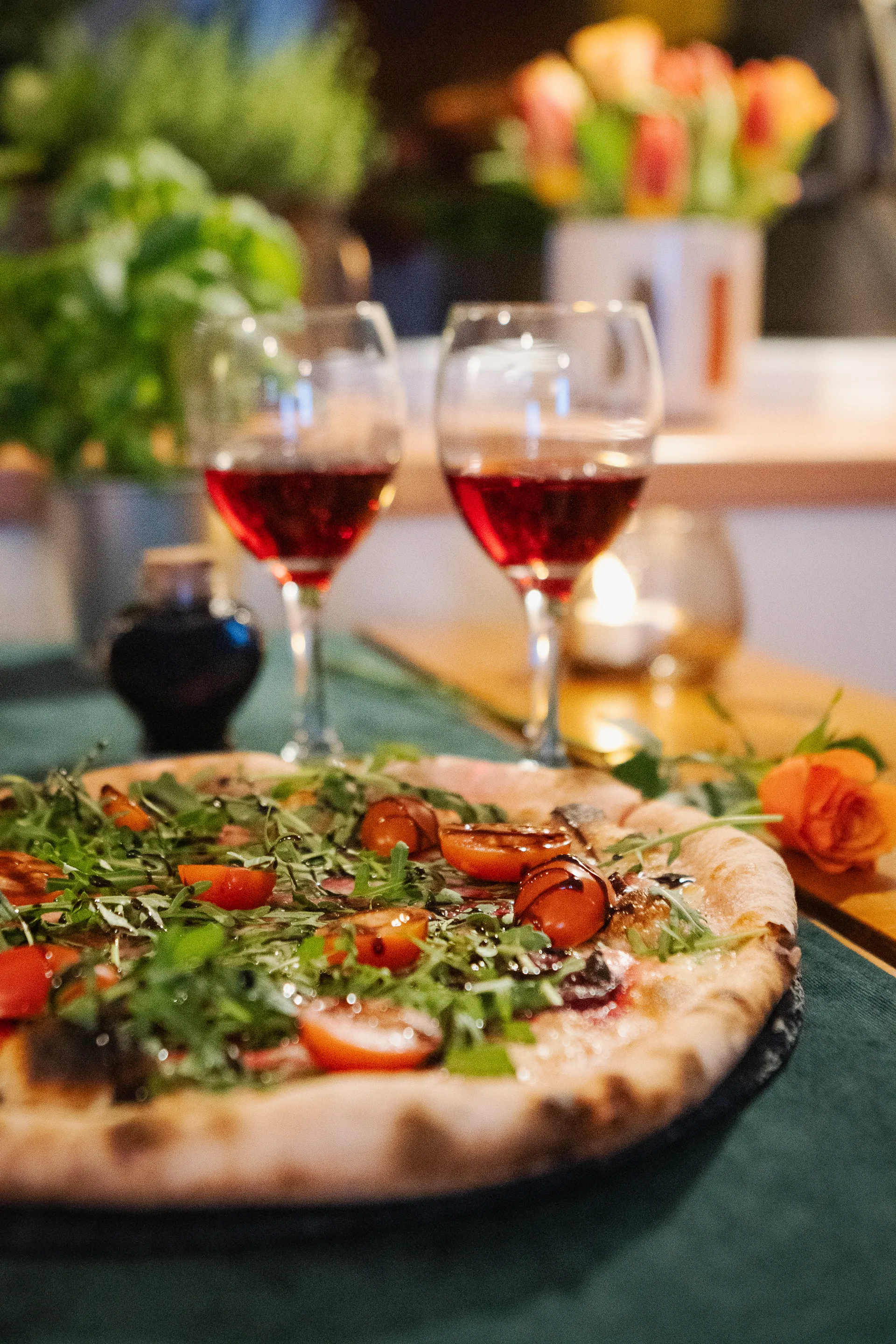 Pizza Doppia Scuola i dodatki w Naoliwieni